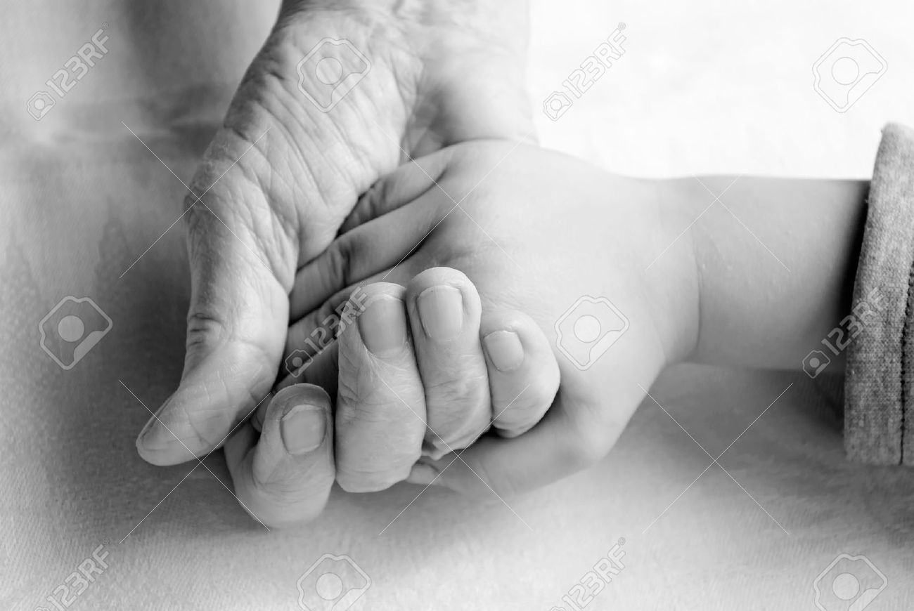 mani di nonna e bimba