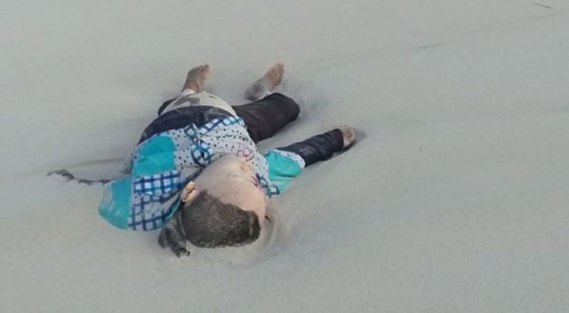bambino morto abbandonato sulla spiaggia in Libia