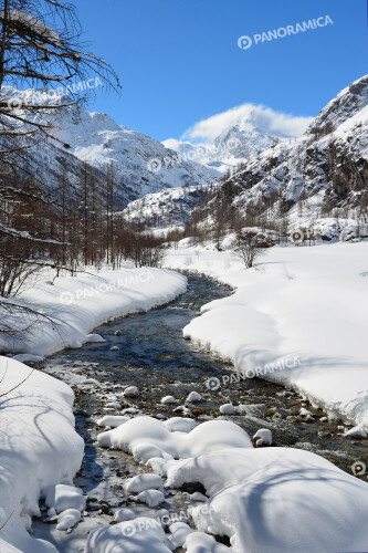 Ruscello tra la neve in Val di Rhêmes