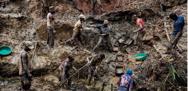 Congo: miniere di coltan, minerale rarissimo usato per far funzionare i telefonini