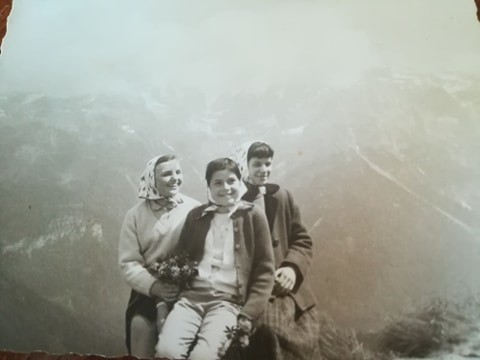 1958 in montagna con Franca e Luciana